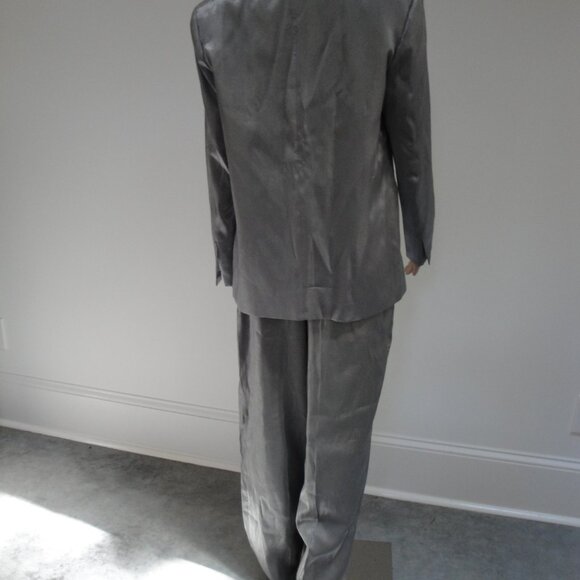 Woman's suit - Picture 5 of 9